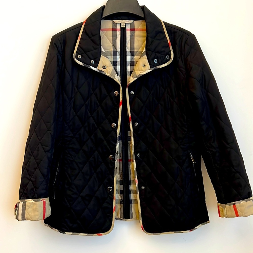 Burberry Women’s Classic Quilted Barn Jacket in Black / Iconic Burberry Plaid